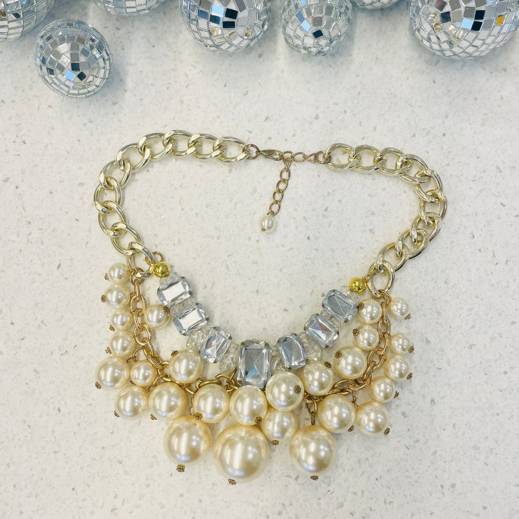 Playful Chic: Off-White Chunky Pearl & Chunky Rhinestone Statement Necklace